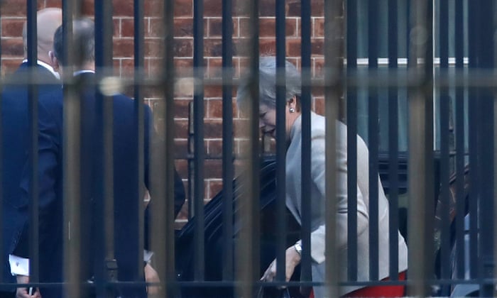 Theresa May announces her resignation