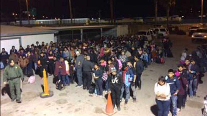 Border agents in Texas snag more than 400 illegals in 5-minute span